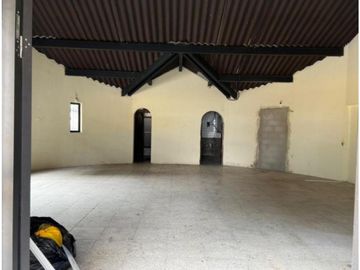 Sangolqui, Bodega en renta, 96 m2, 1 ambiente, 2 baños, 2 parqueaderos