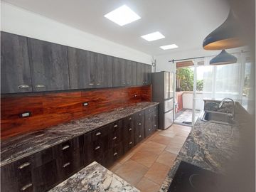 Mitad del Mundo, Casa en Venta, 280m2, 3 Habitaciones .