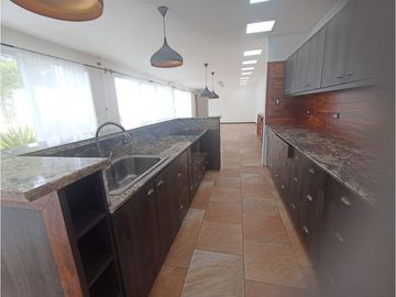 Mitad del Mundo, Casa en Venta, 280m2, 3 Habitaciones .