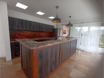 Mitad del Mundo, Casa en Venta, 280m2, 3 Habitaciones .