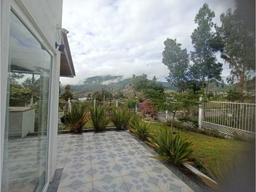 Mitad del Mundo, Casa en Venta, 280m2, 3 Habitaciones .