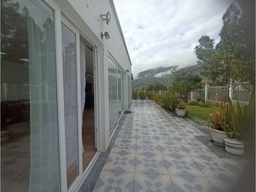 Mitad del Mundo, Casa en Venta, 280m2, 3 Habitaciones .