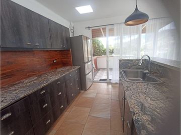 Mitad del Mundo, Casa en Venta, 280m2, 3 Habitaciones .