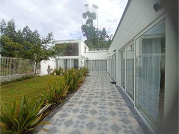 Mitad del Mundo, Casa en Venta, 280m2, 3 Habitaciones .