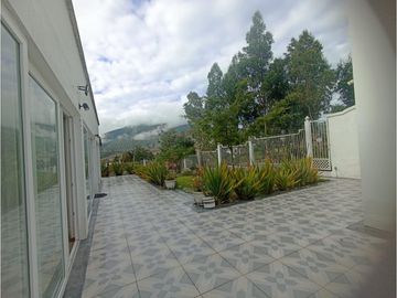 Mitad del Mundo, Casa en Venta, 280m2, 3 Habitaciones .