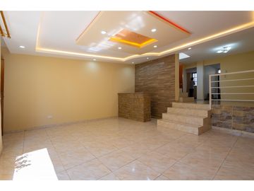 Carapungo, Casa en  Venta, 226m2, 3 Habitaciones, 2 Baños.
