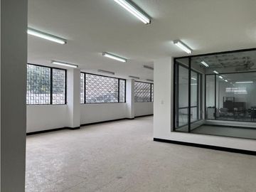 Sangolqui,Local Comercial en 480m2, 2 Ambientes,1Baño, 3 Parqueaderos.