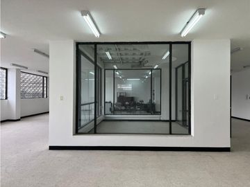 Sangolqui,Local Comercial en 480m2, 2 Ambientes,1Baño, 3 Parqueaderos.