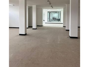 Sangolqui,Local Comercial en 480m2, 2 Ambientes,1Baño, 3 Parqueaderos.
