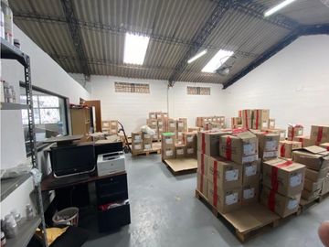 Sangolqui, Bodega en  Renta, 230m2, 2 Ambiente , 2 Parqueaderos.