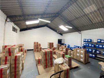 Sangolqui, Bodega en  Renta, 230m2, 2 Ambiente , 2 Parqueaderos.