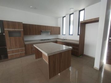 CASA EN VENTA CON DOBLE SEGURIDAD EN LOMAS DE CUERNAVACA