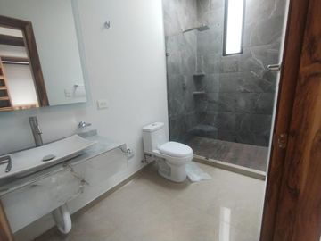 CASA EN VENTA CON DOBLE SEGURIDAD EN LOMAS DE CUERNAVACA