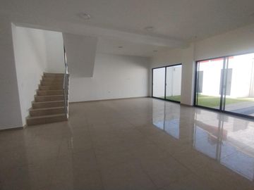 CASA EN VENTA CON DOBLE SEGURIDAD EN LOMAS DE CUERNAVACA