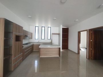 CASA EN VENTA CON DOBLE SEGURIDAD EN LOMAS DE CUERNAVACA