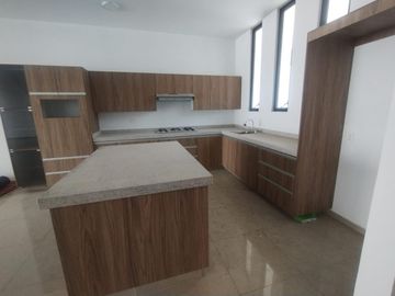 CASA EN VENTA CON DOBLE SEGURIDAD EN LOMAS DE CUERNAVACA