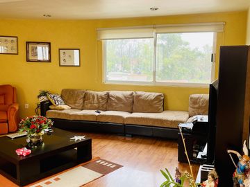 HERMOSA CASA EN VENTA CON GRAN JARDIN EN CALLE CERRADA