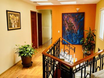 HERMOSA CASA EN VENTA CON GRAN JARDIN EN CALLE CERRADA