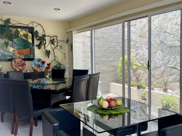 HERMOSA CASA EN VENTA CON GRAN JARDIN EN CALLE CERRADA