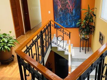 HERMOSA CASA EN VENTA CON GRAN JARDIN EN CALLE CERRADA