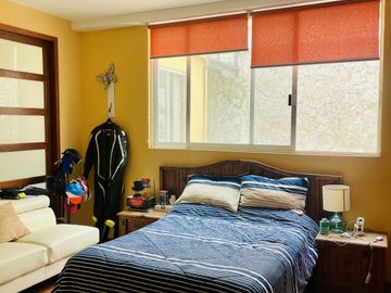 HERMOSA CASA EN VENTA CON GRAN JARDIN EN CALLE CERRADA