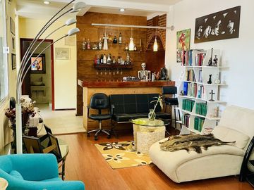 HERMOSA CASA EN VENTA CON GRAN JARDIN EN CALLE CERRADA