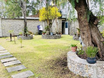 HERMOSA CASA EN VENTA CON GRAN JARDIN EN CALLE CERRADA