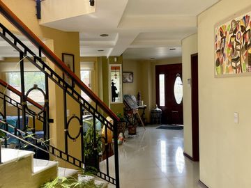 HERMOSA CASA EN VENTA CON GRAN JARDIN EN CALLE CERRADA