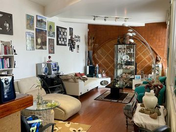 HERMOSA CASA EN VENTA CON GRAN JARDIN EN CALLE CERRADA