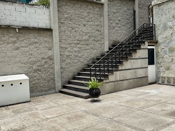 HERMOSA CASA EN VENTA CON GRAN JARDIN EN CALLE CERRADA