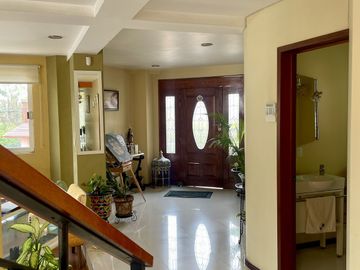 HERMOSA CASA EN VENTA CON GRAN JARDIN EN CALLE CERRADA
