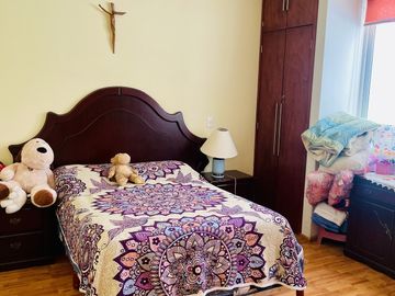 HERMOSA CASA EN VENTA CON GRAN JARDIN EN CALLE CERRADA