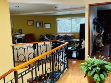 HERMOSA CASA EN VENTA CON GRAN JARDIN EN CALLE CERRADA