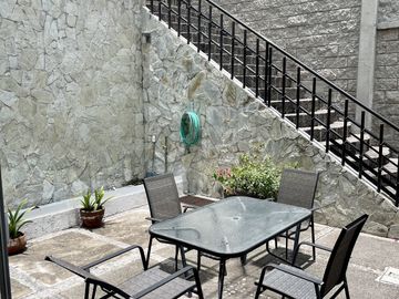 HERMOSA CASA EN VENTA CON GRAN JARDIN EN CALLE CERRADA