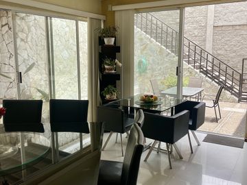 HERMOSA CASA EN VENTA CON GRAN JARDIN EN CALLE CERRADA