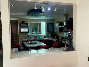 HERMOSA CASA EN VENTA CON GRAN JARDIN EN CALLE CERRADA