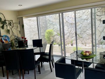 HERMOSA CASA EN VENTA CON GRAN JARDIN EN CALLE CERRADA