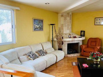 HERMOSA CASA EN VENTA CON GRAN JARDIN EN CALLE CERRADA