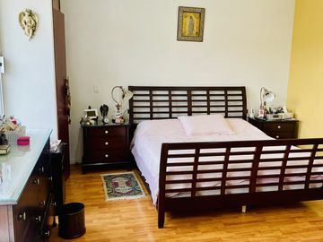 HERMOSA CASA EN VENTA CON GRAN JARDIN EN CALLE CERRADA