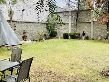 HERMOSA CASA EN VENTA CON GRAN JARDIN EN CALLE CERRADA