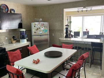 HERMOSA CASA EN VENTA CON GRAN JARDIN EN CALLE CERRADA