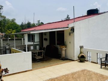 HERMOSA CASA EN VENTA CON GRAN JARDIN EN CALLE CERRADA