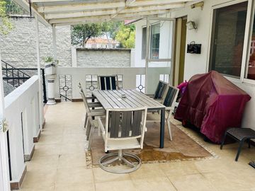 HERMOSA CASA EN VENTA CON GRAN JARDIN EN CALLE CERRADA
