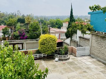 HERMOSA CASA EN VENTA CON GRAN JARDIN EN CALLE CERRADA