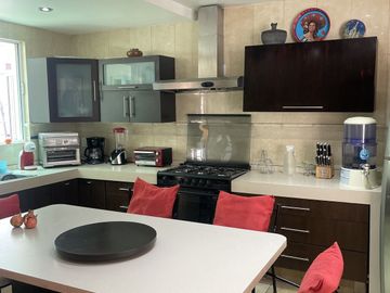 HERMOSA CASA EN VENTA CON GRAN JARDIN EN CALLE CERRADA