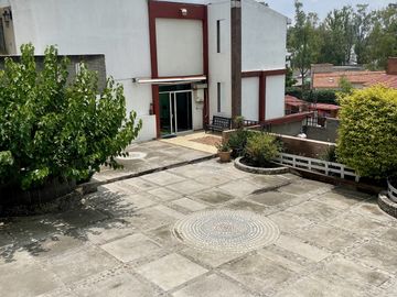HERMOSA CASA EN VENTA CON GRAN JARDIN EN CALLE CERRADA