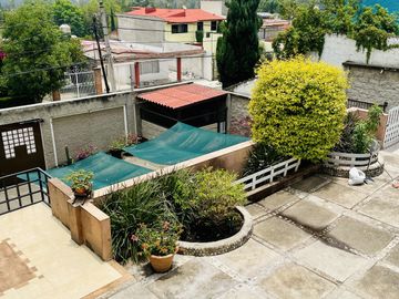 HERMOSA CASA EN VENTA CON GRAN JARDIN EN CALLE CERRADA