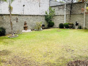 HERMOSA CASA EN VENTA CON GRAN JARDIN EN CALLE CERRADA