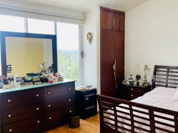 HERMOSA CASA EN VENTA CON GRAN JARDIN EN CALLE CERRADA