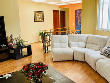 HERMOSA CASA EN VENTA CON GRAN JARDIN EN CALLE CERRADA